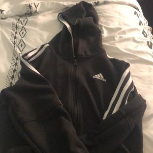 Zip up Addis’s sweatshirt